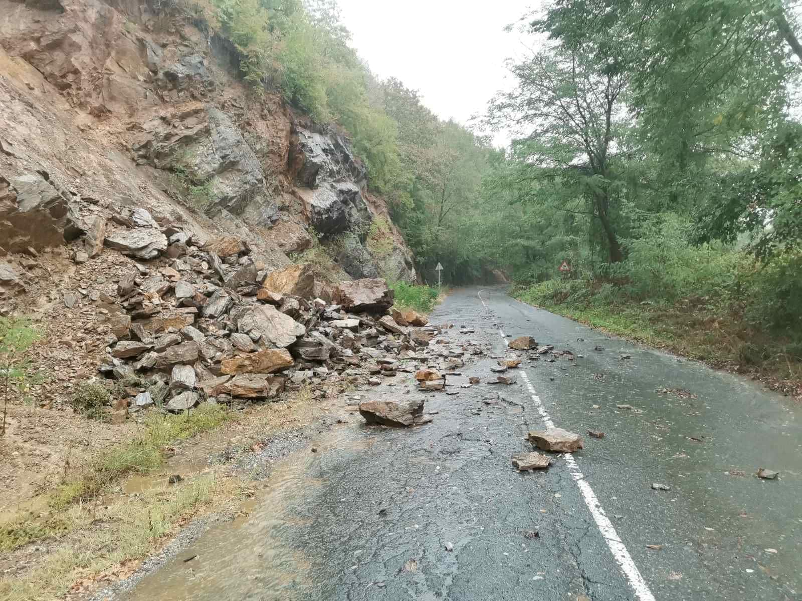 Заради наводнение е затворен за движение главният път между Царево