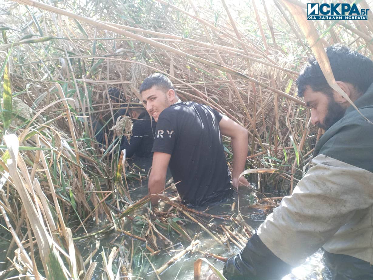 Петима нелегални мигранти са били заловени с помощта на служител