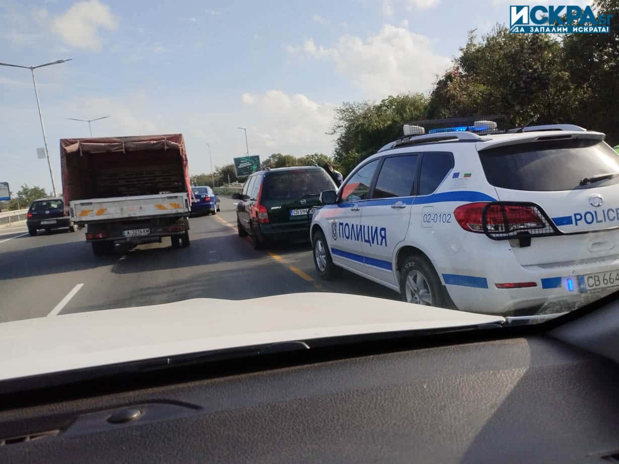 Автомобил превозващ нелегални мигранти е бил спрян тази сутрин на