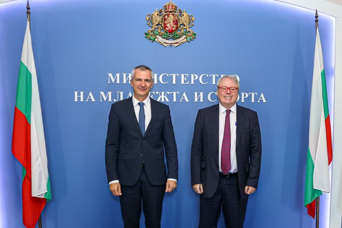Министър Димитър Илиев и посланик Жоел Мейер