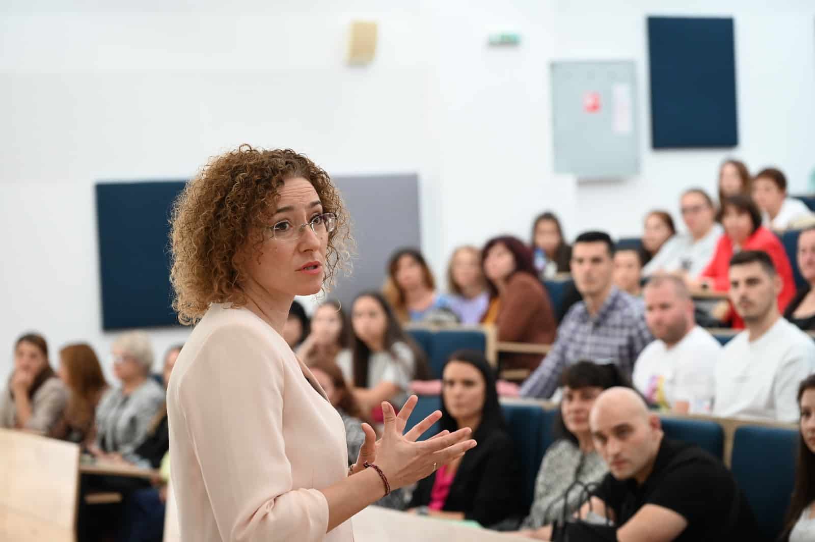 Професиите социален работник медицински работник педагог са професиите на бъдещето