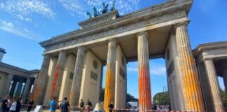 Бранденбургската врата с оранжева боя