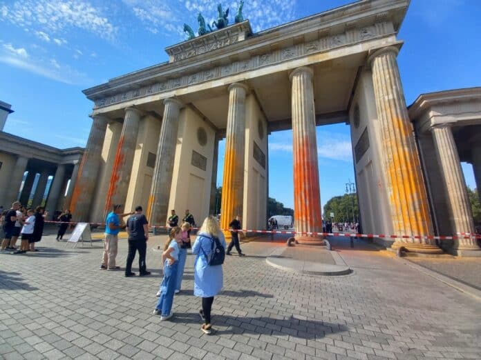 Бранденбургската врата с оранжева боя