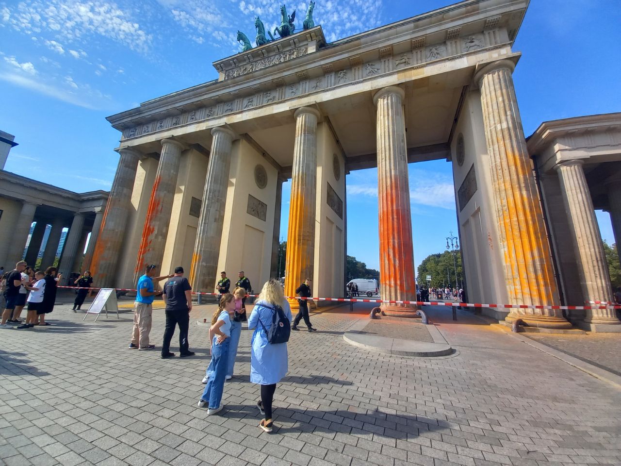 Германски климатични активисти напръскаха с оранжева боя Бранденбургската врата в