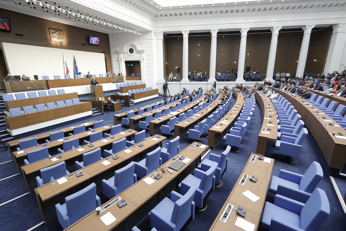 Парламентът не успя да стартира петъчното си заседание от първия