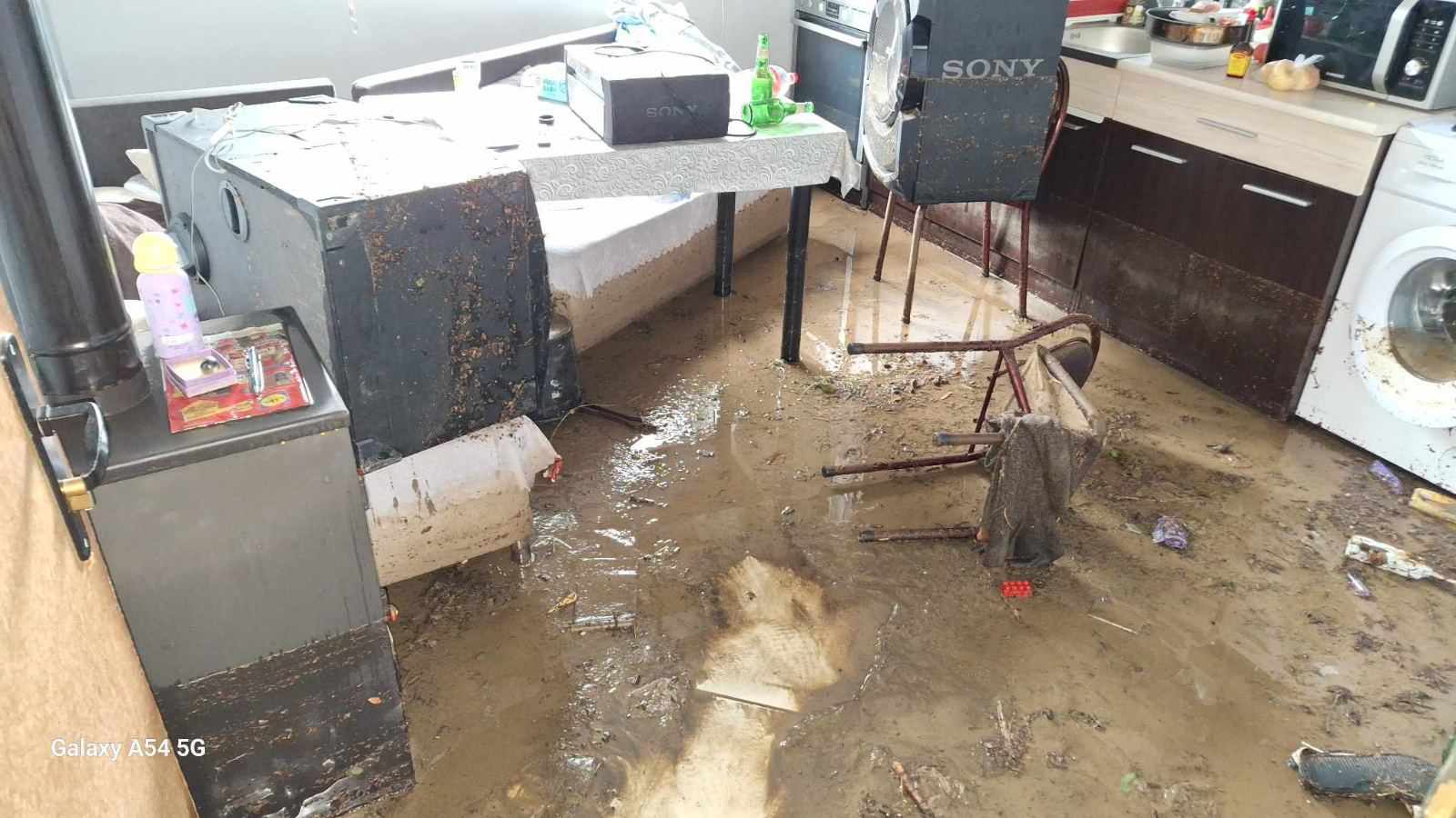 Семейство с малко дете пострадало при наводненията в Царево се