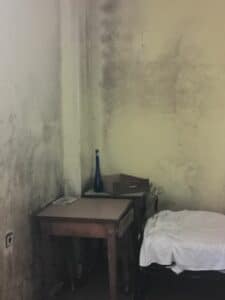 Изоставена сграда