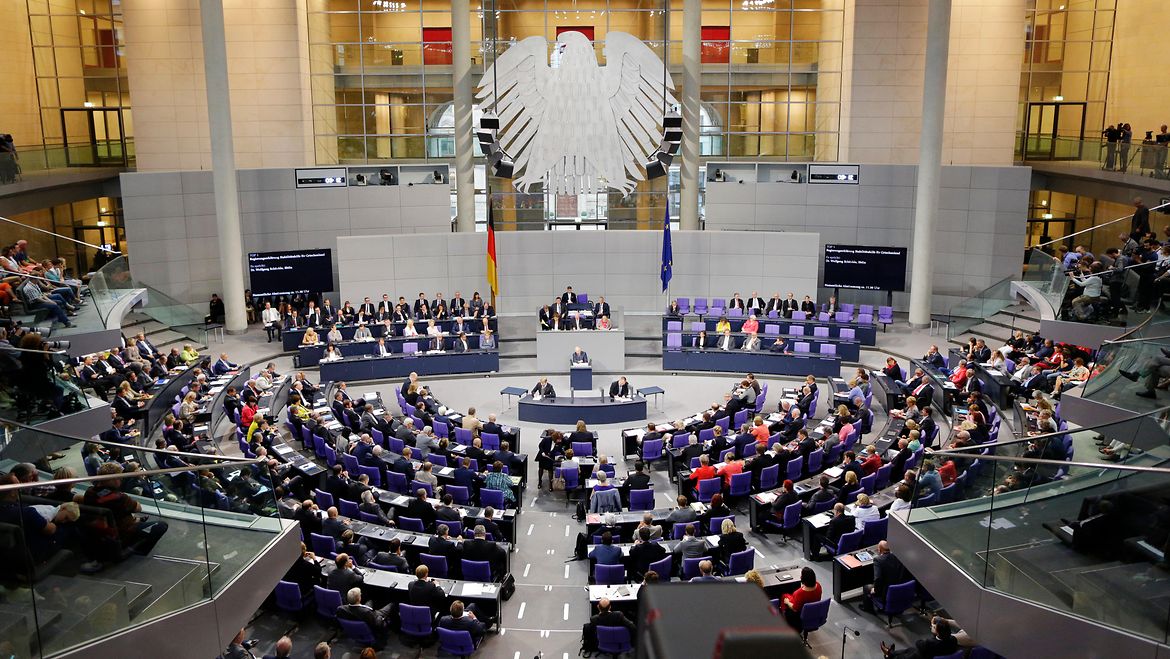 Политическата маневра разклащаща следвоенния демократичен ред на Германия включва законодателен