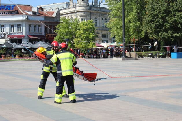 Пожарникари