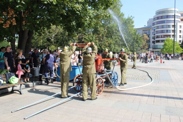 Пожарникари