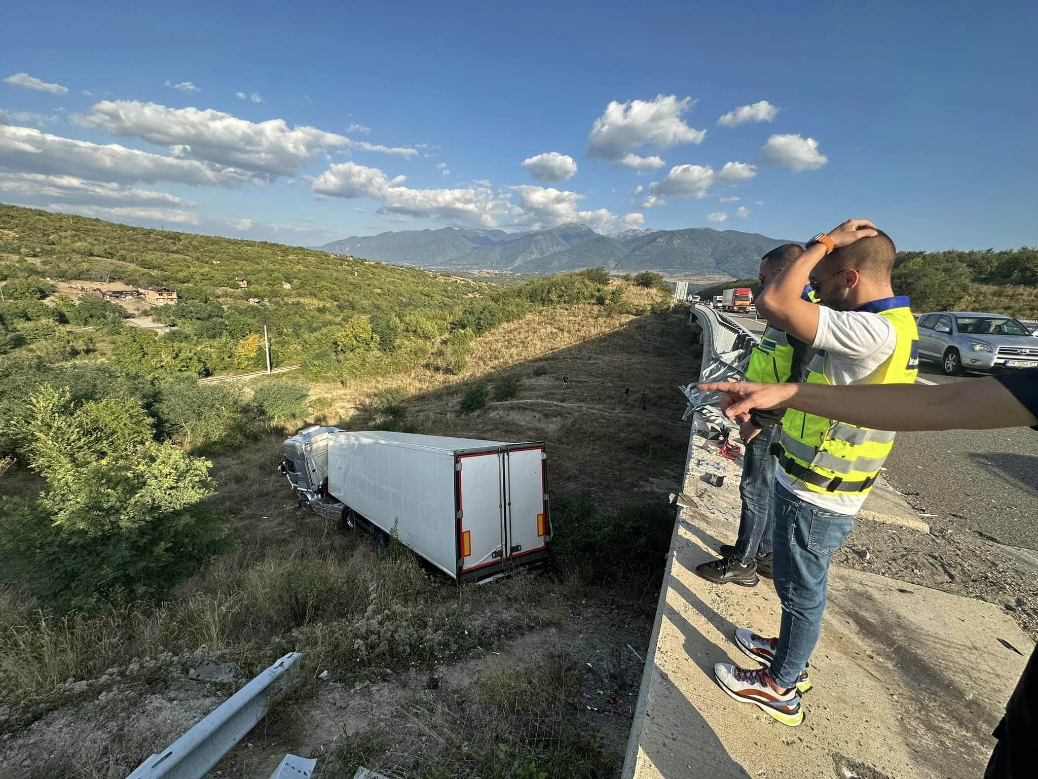 Мъж е пострадал при катастрофа на АМ Струма в посока