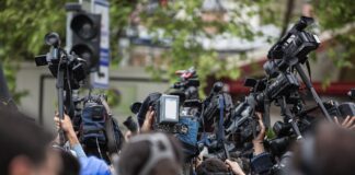 Репортери, камери, журналисти.