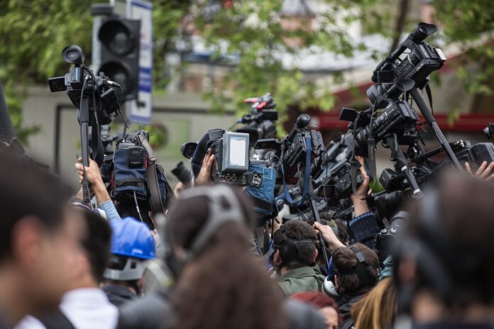 Репортери, камери, журналисти.