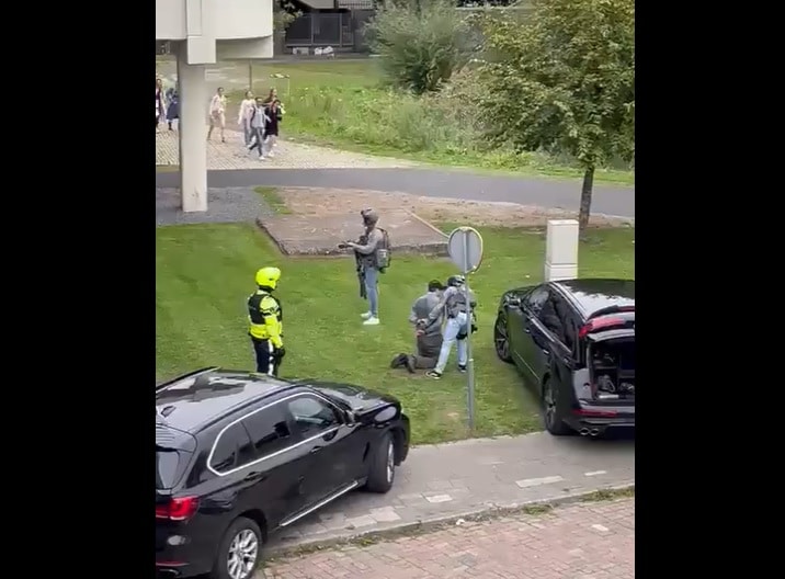 Трима души са били ранени а неизвестен брой са убити