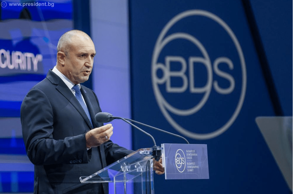 По покана на българския държавен глава Румен Радев на официално