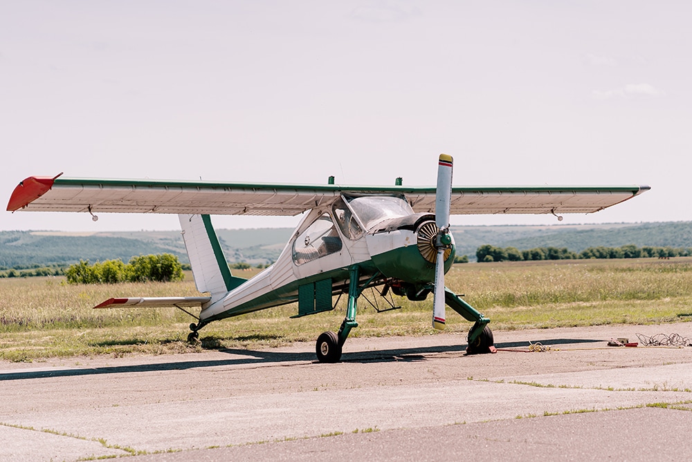Малък селскостопански самолет а не хеликоптер е летателната машина