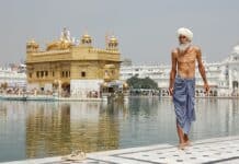 Индия, Поклонник пред Златния храм в Амритсар, главното сикхско свещено място.