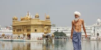 Индия, Поклонник пред Златния храм в Амритсар, главното сикхско свещено място.