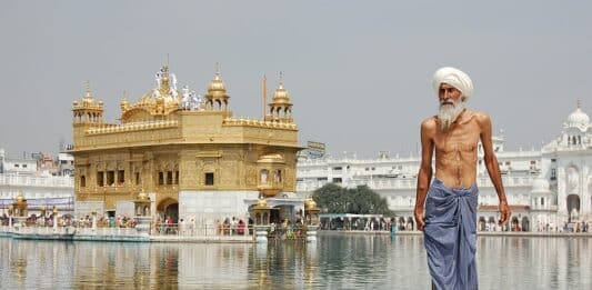 Индия, Поклонник пред Златния храм в Амритсар, главното сикхско свещено място.