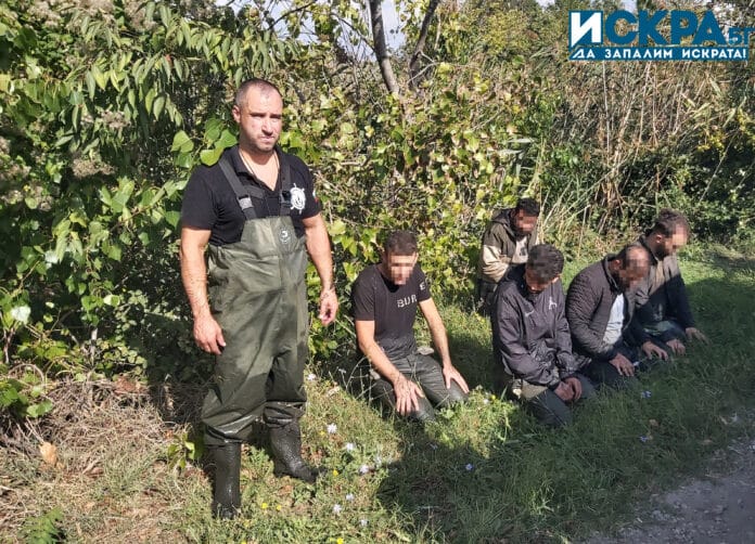 Стефан Петров със заловените мигранти