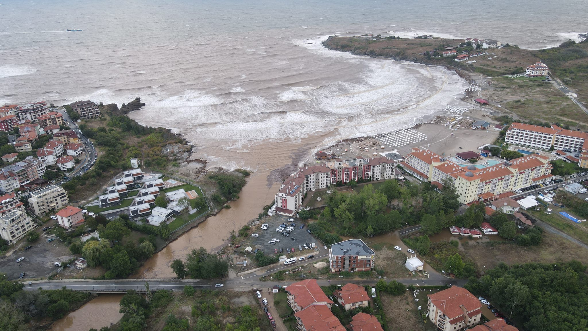 Засегнатите от водното бедствие по Южното Черноморие са около 4000