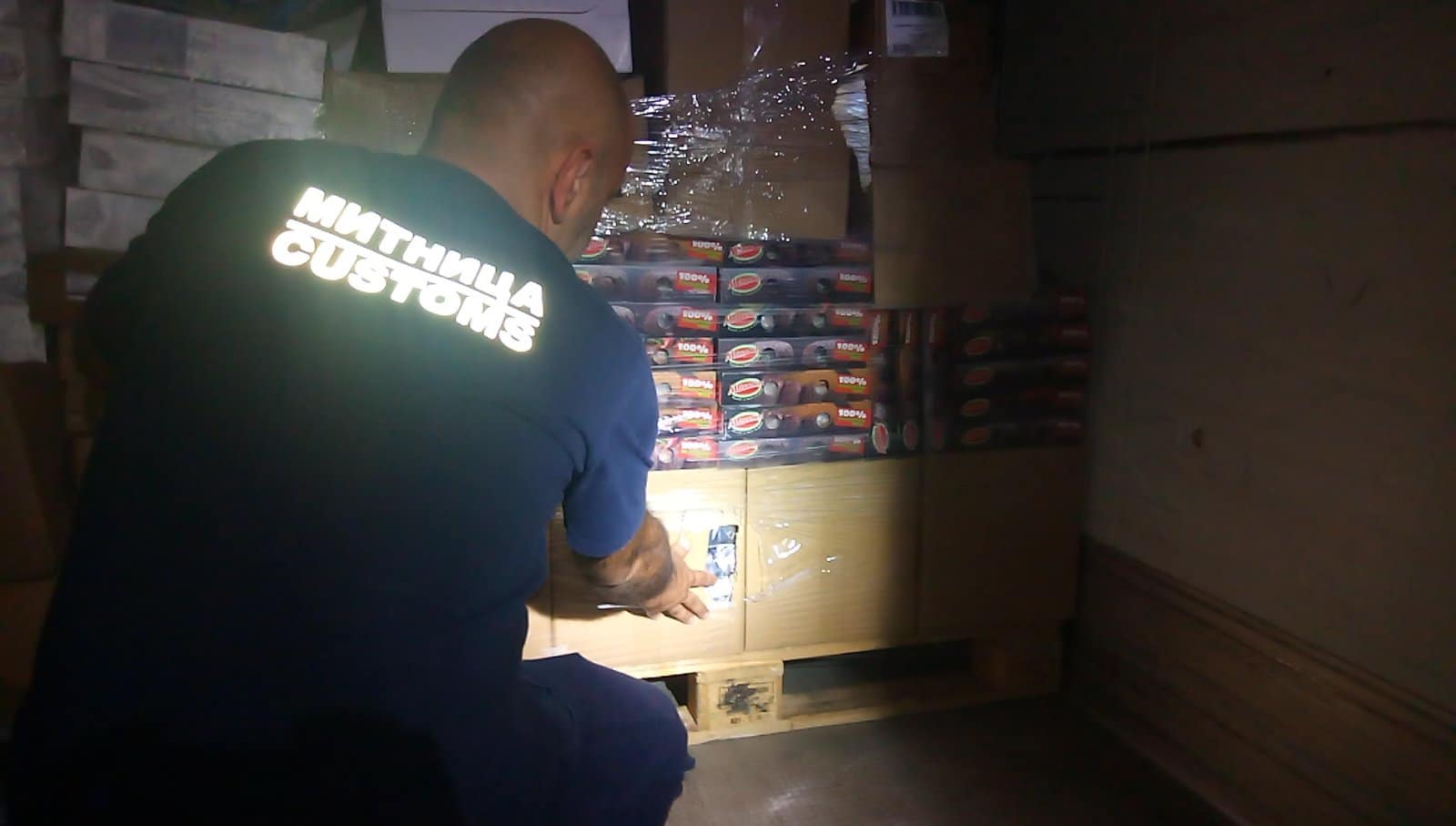 Митнически служители задържаха общо 15 190 кутии цигари при две