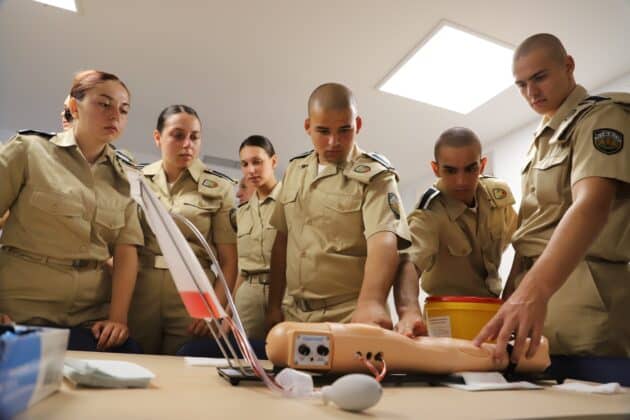 Курсанти във ВМА