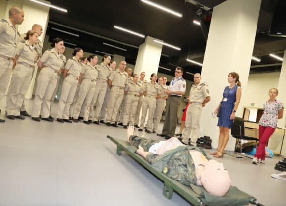 Курсанти във ВМА