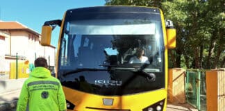 Училищен автобус