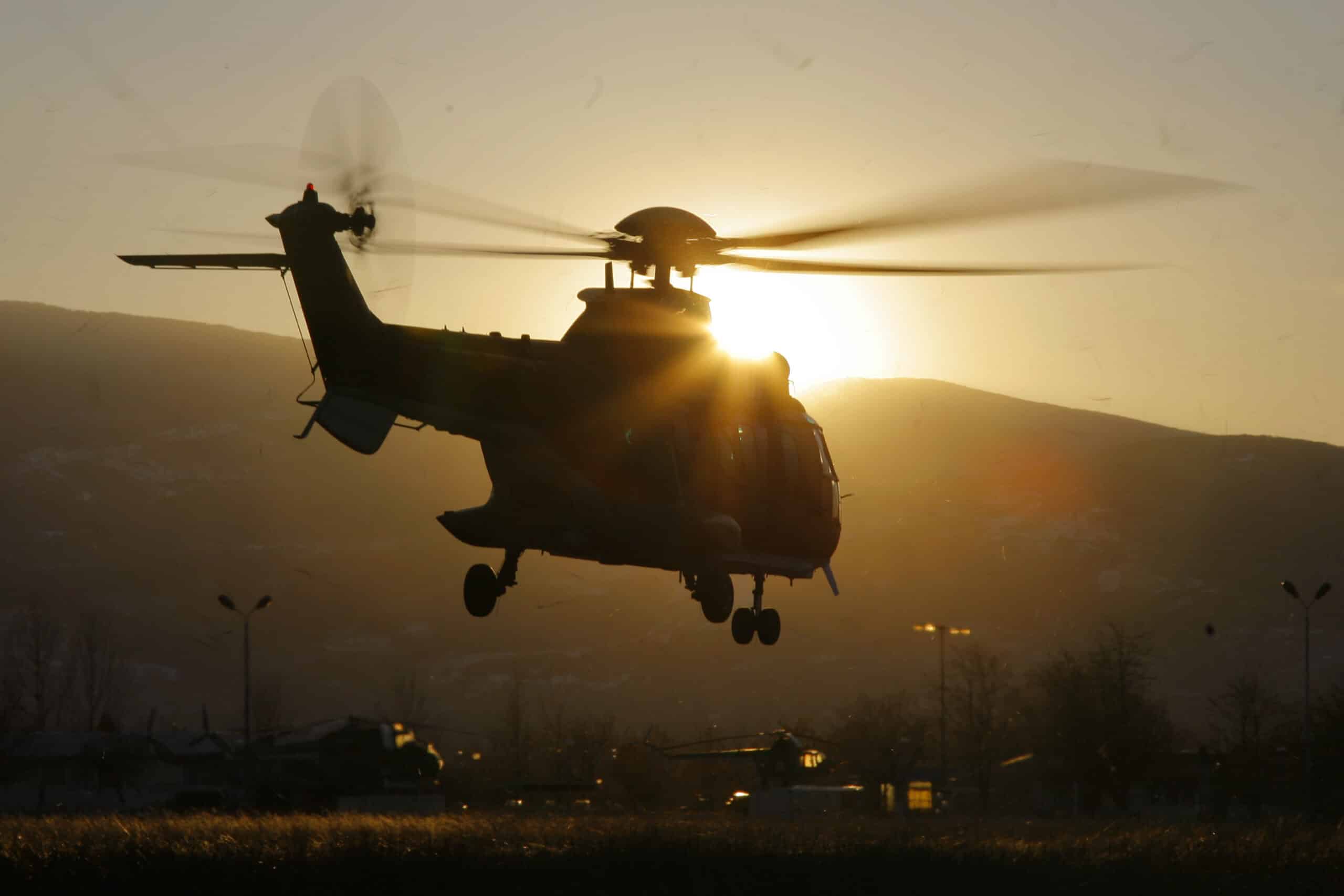 Военнослужещи и вертолет Cougar от състава на ВВС се включиха