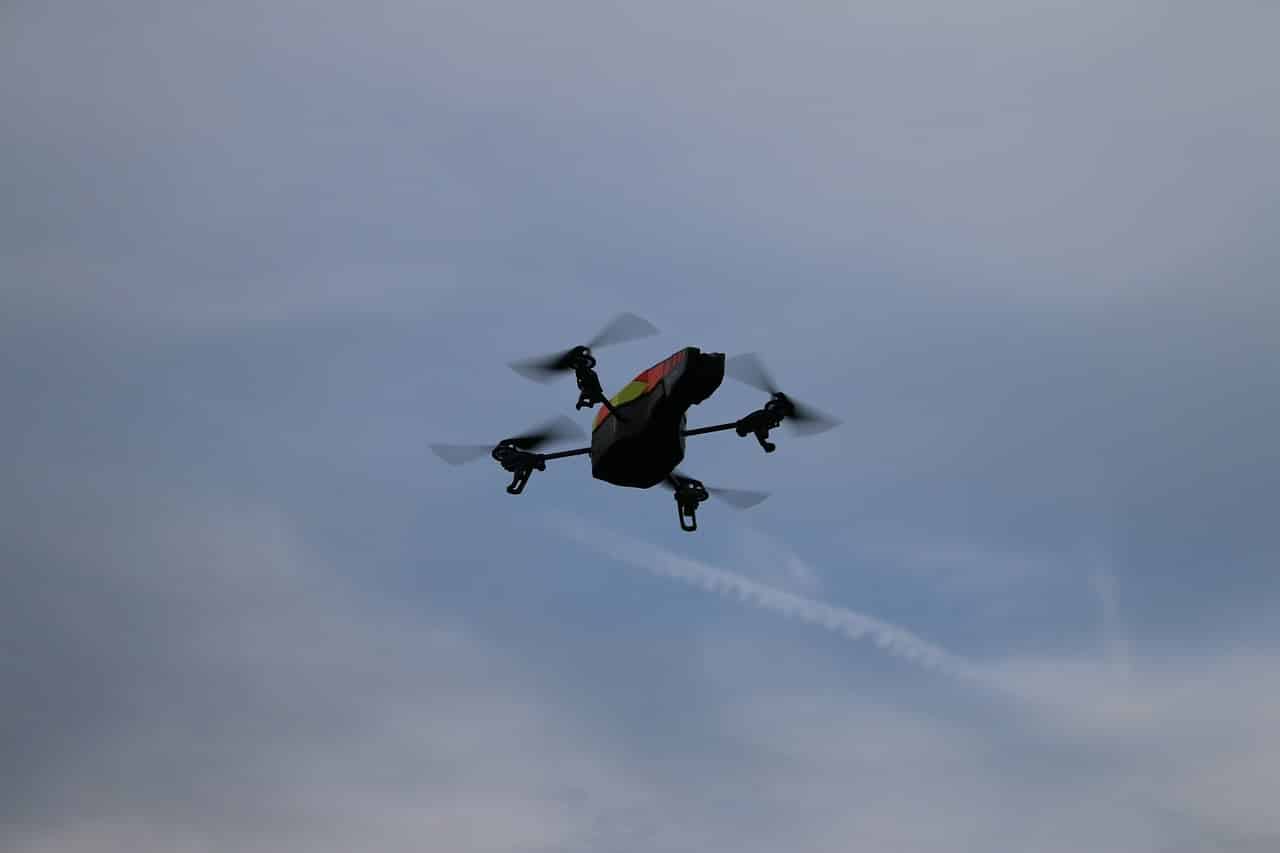Летящ над вражеските линии украински разузнавателен дрон изпраща ясно изображение