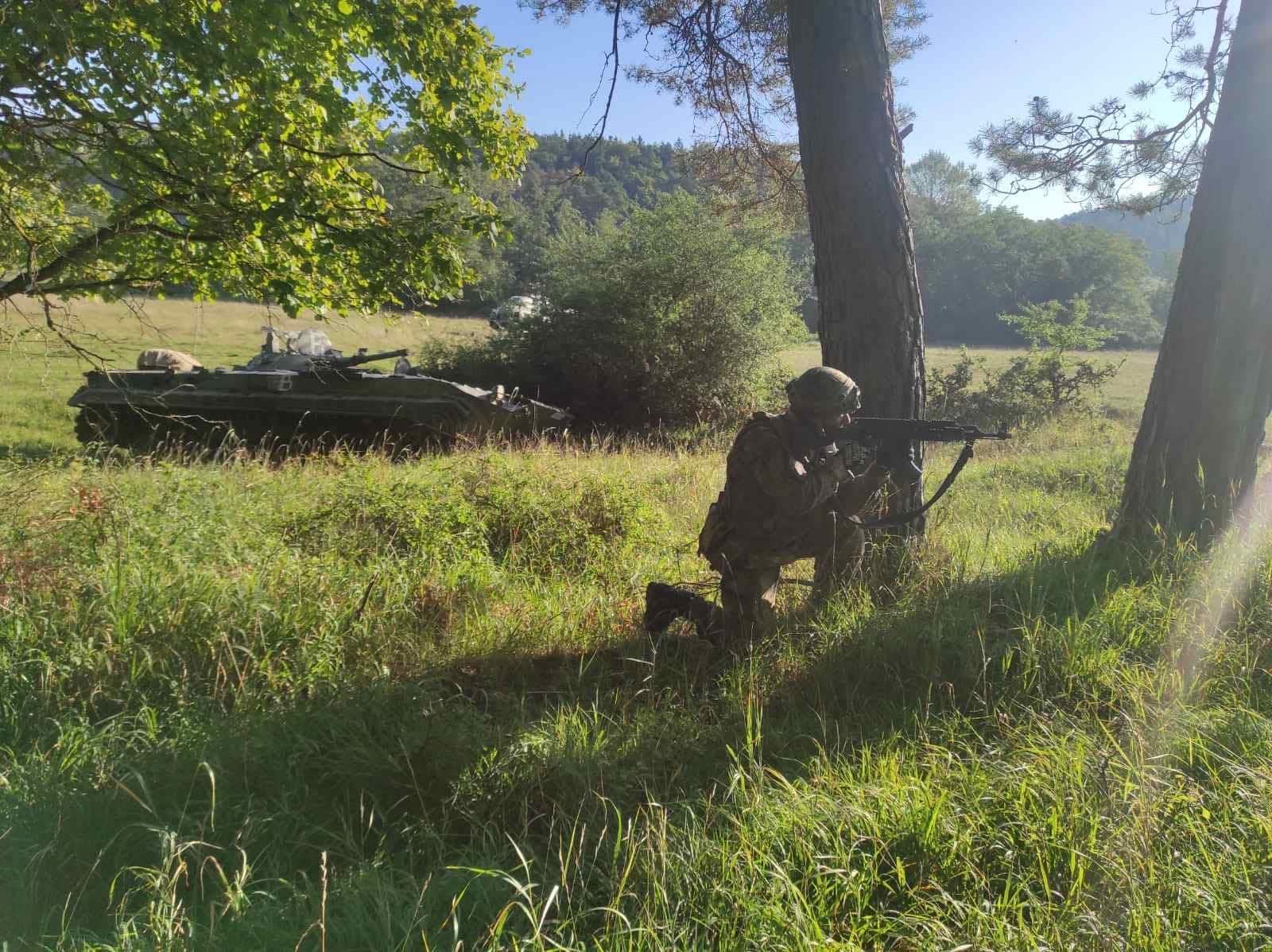 Механизирана рота с десет бойни единици и наблюдатели от първи