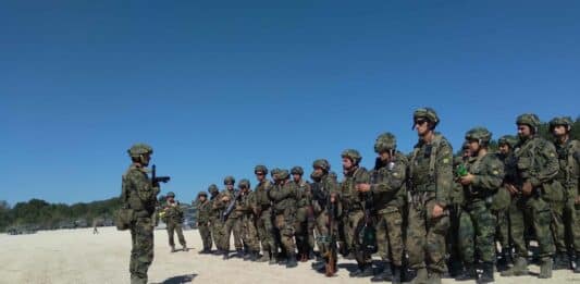 Военни, военнослужещите