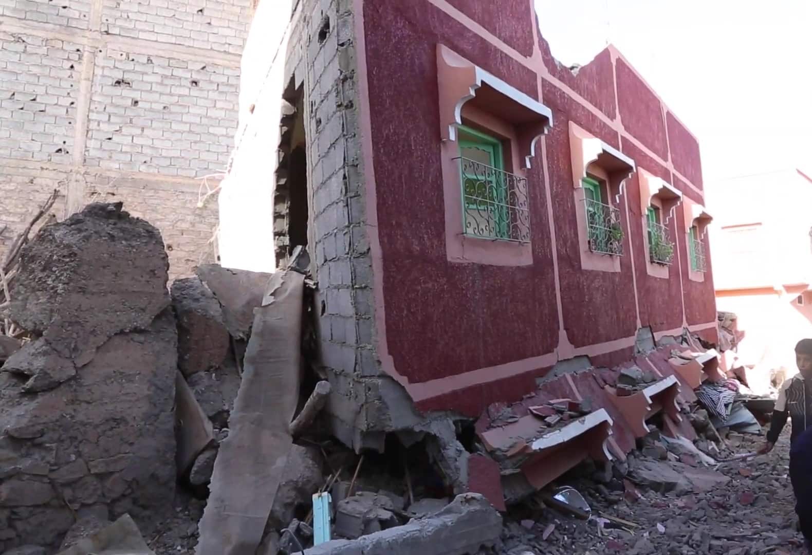 Хората в Мароко спаха по улиците на Маракеш за трета