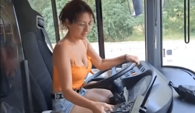 Жената, шофираща автобуса