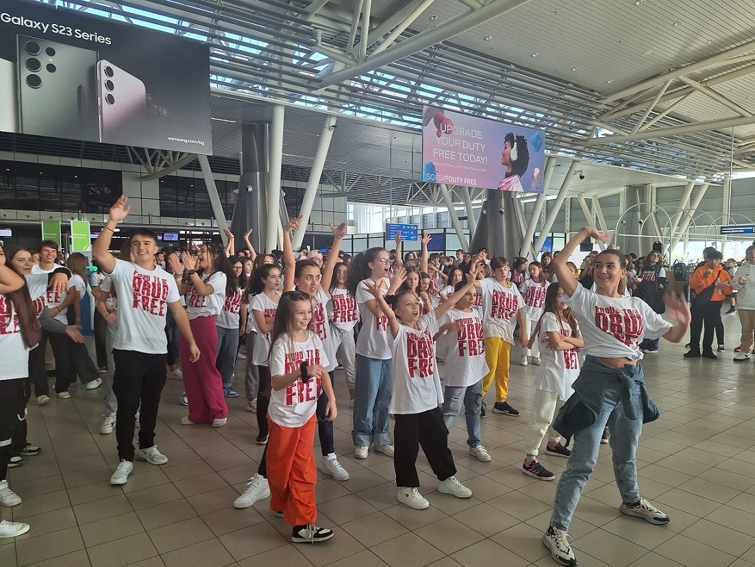 400 ученици се включиха във флашмоб срещу употребата на наркотици