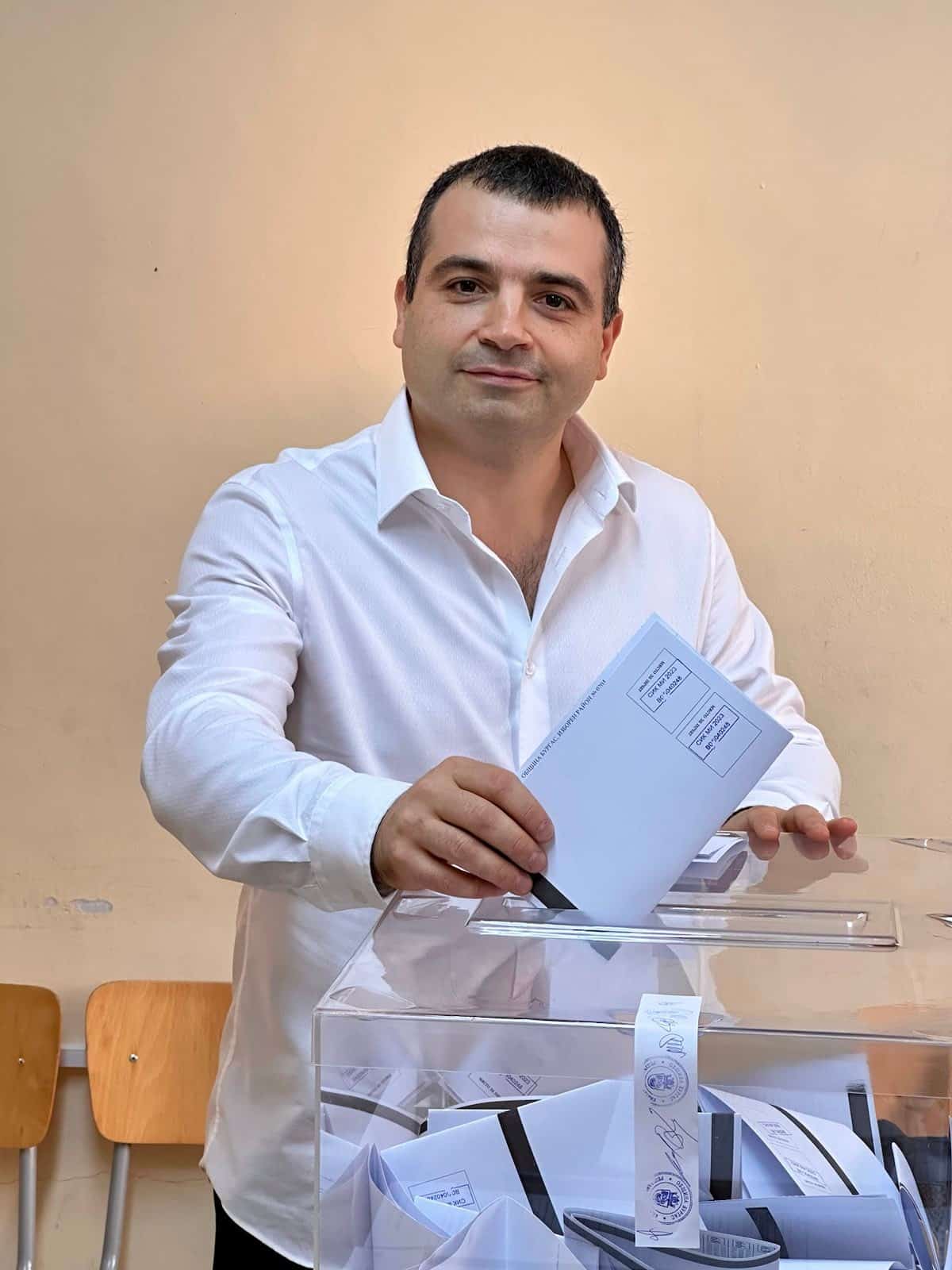 С три причини за своя вот точно в 15 00 часа