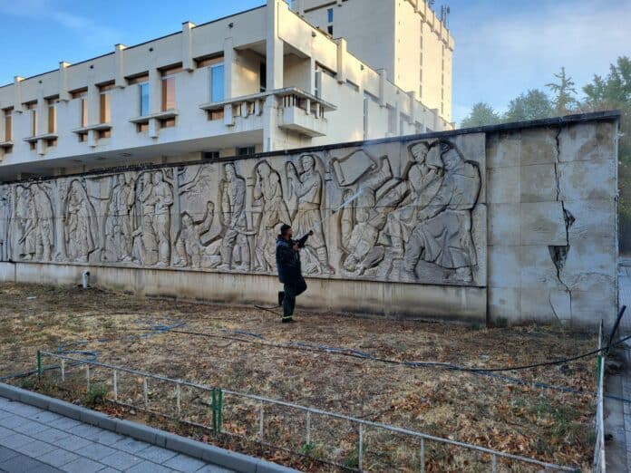 Почистване на барелефи