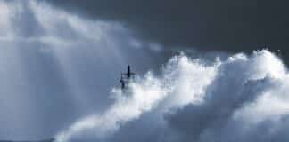 Буря в океана.