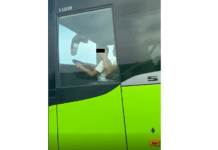 Дете, шофиращо автобус