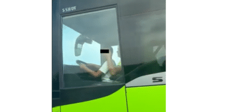 Дете, шофиращо автобус