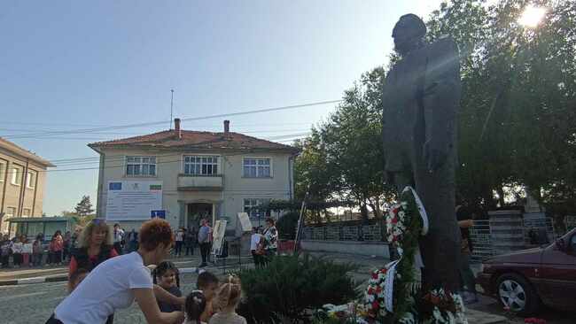 Паметник на Джон Атанасов