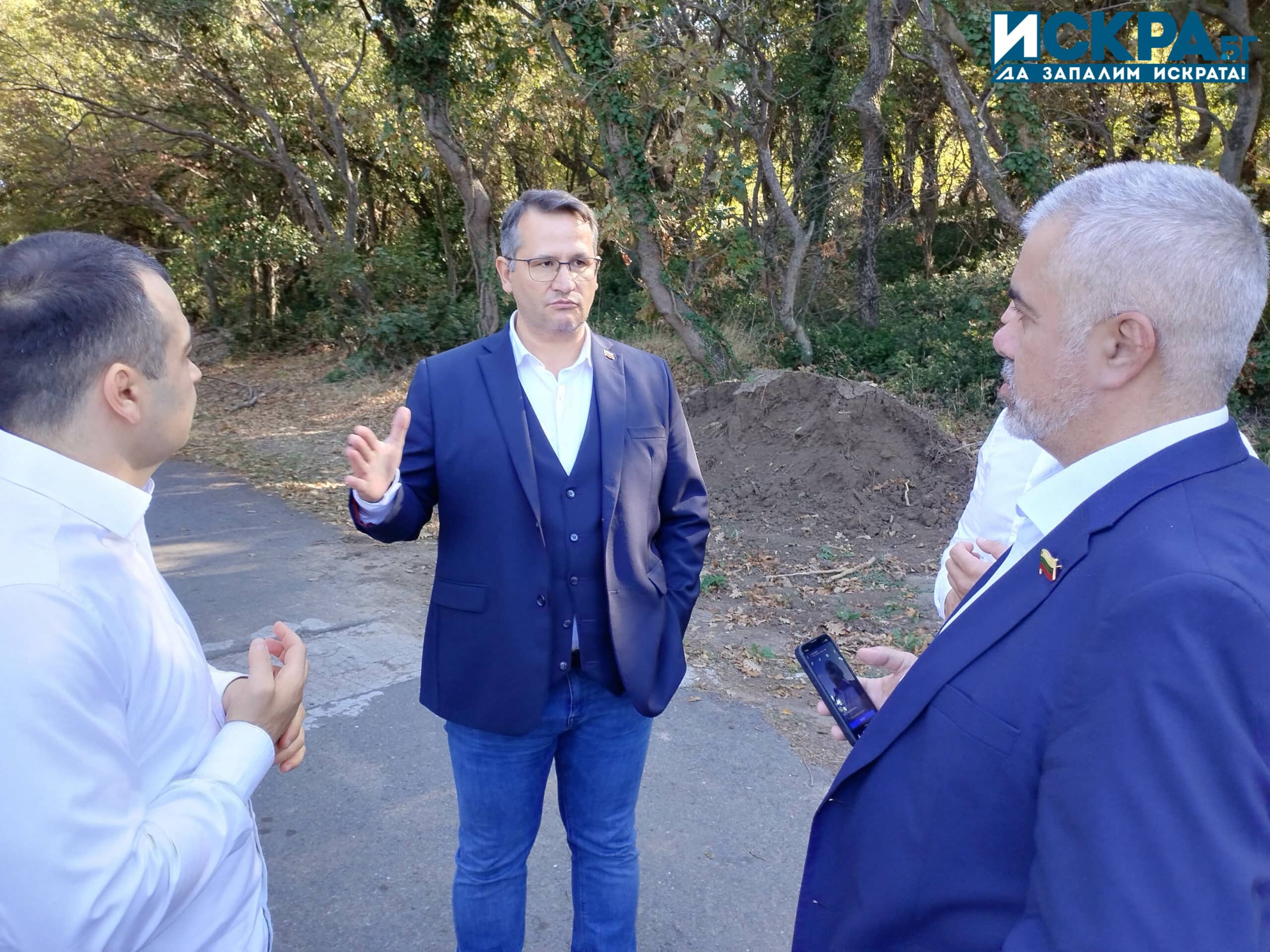 Скъпи приятели намираме се в Росенец Зад нас е една