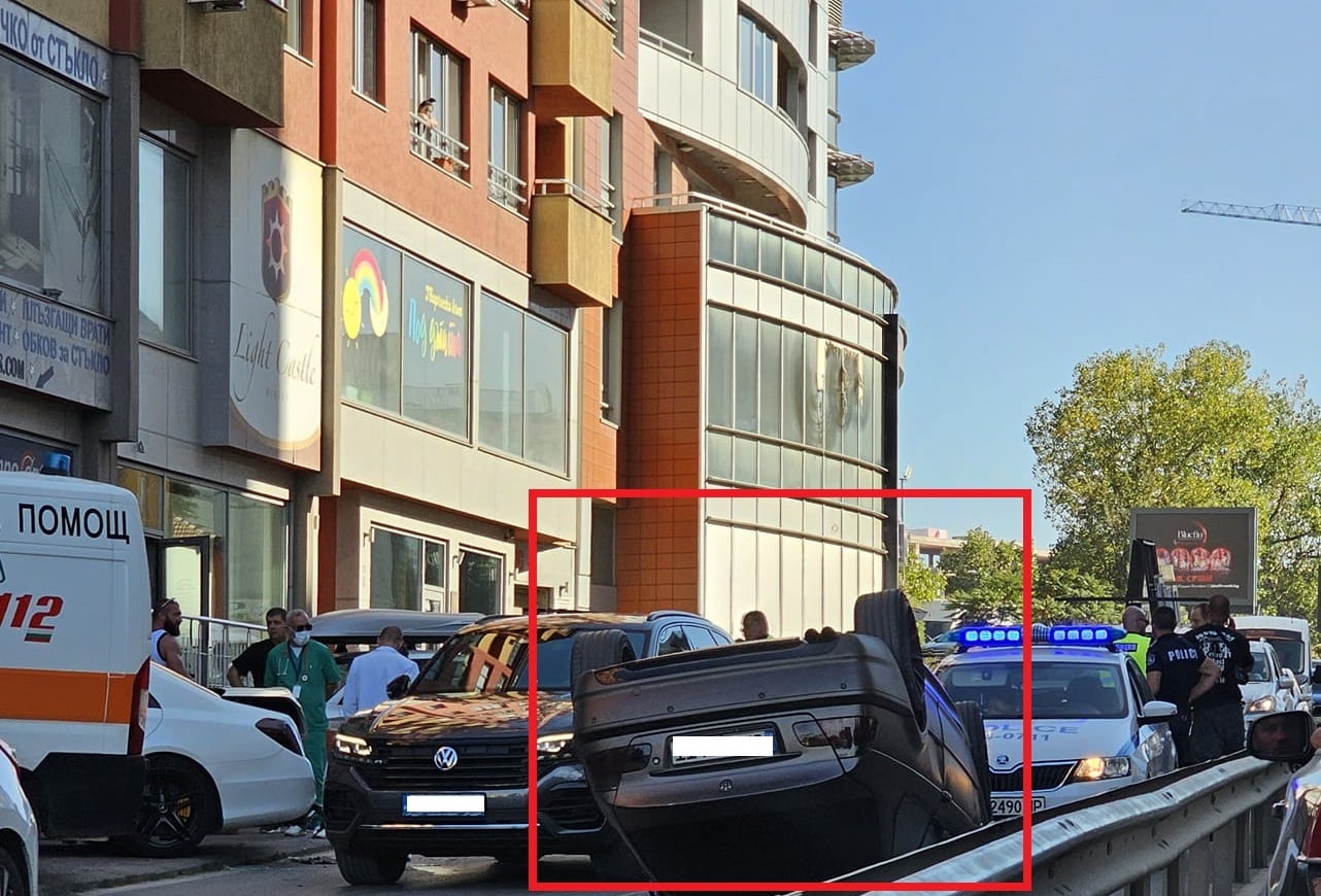 Зрелищна катастрофа в София – автомобил се е обърнал по