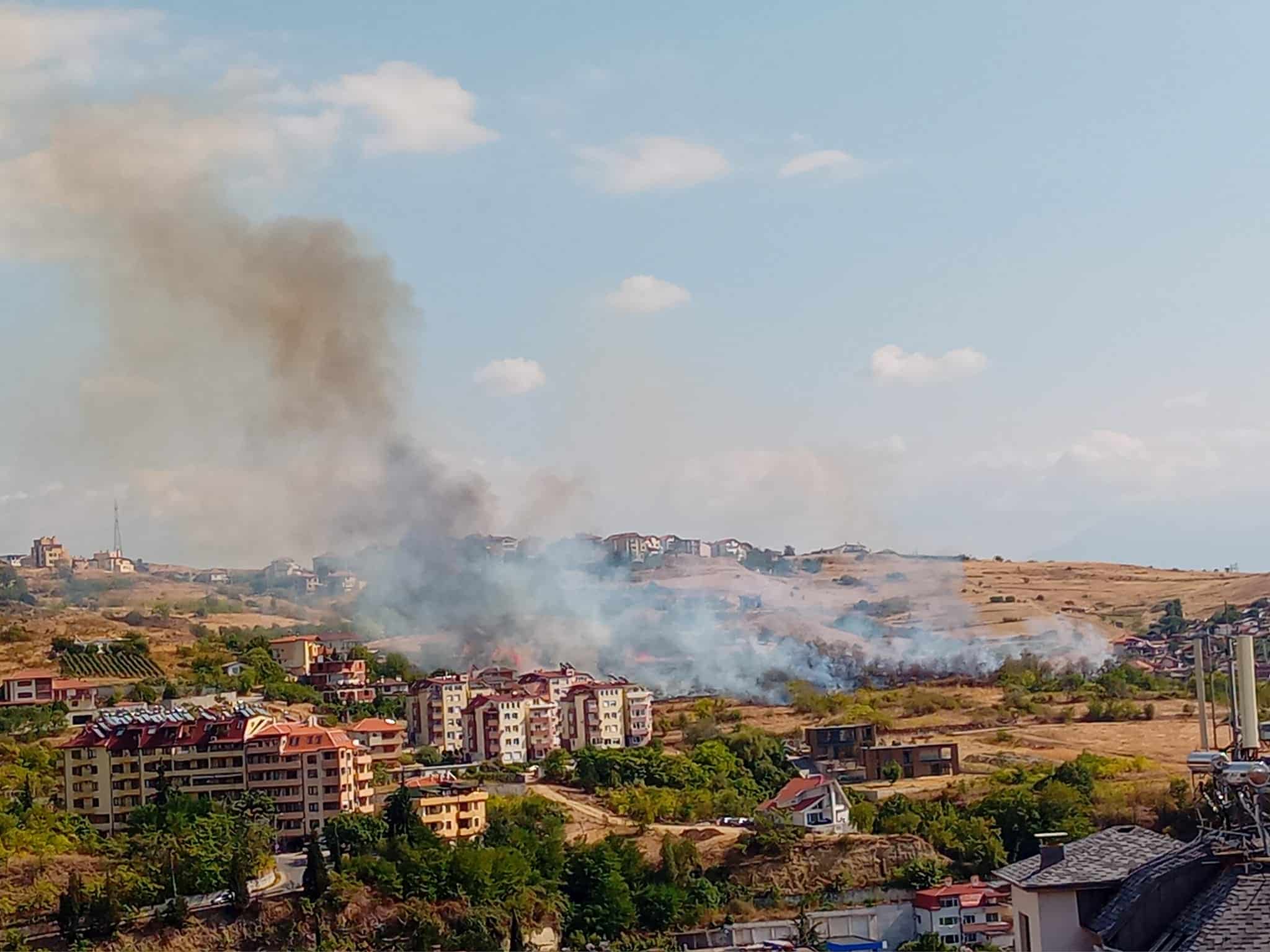 Голям пожар гори в благоевградското село Поленица Това съобщиха потребители в