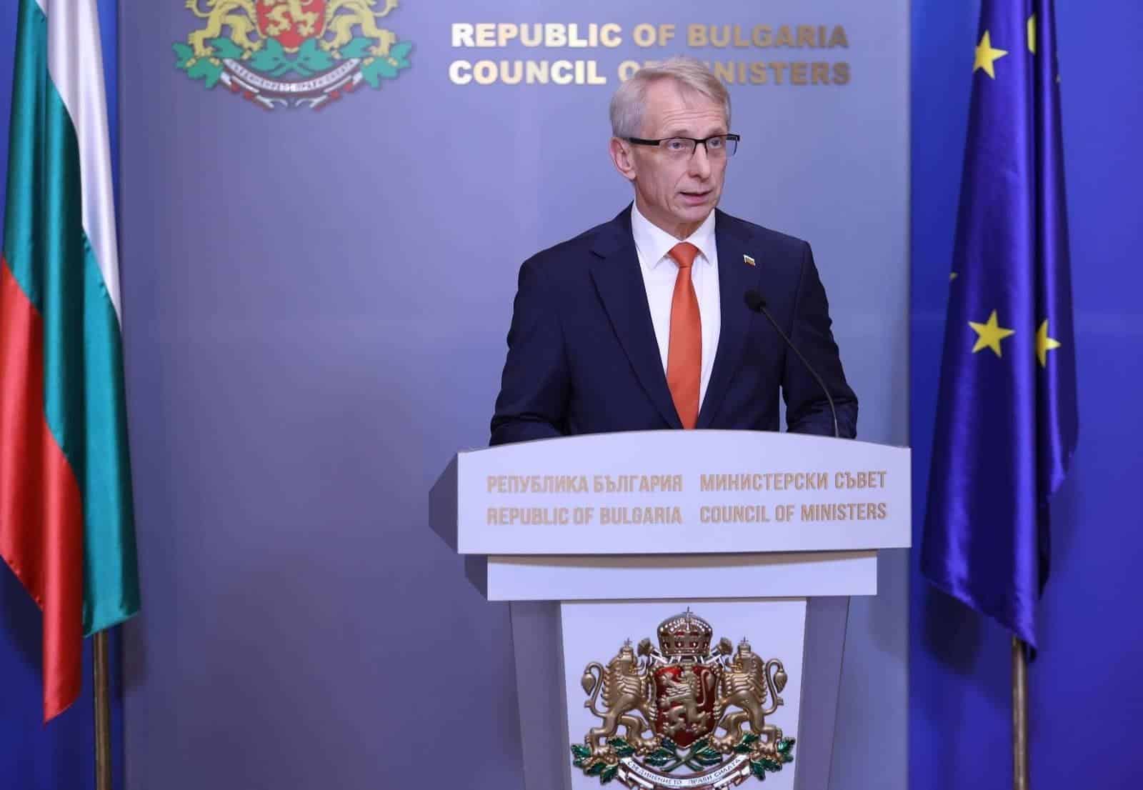 В началото на последното правителствено заседание премиерът в оставка Николай