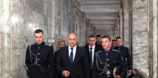 Президентът Румен Радев с курсантите