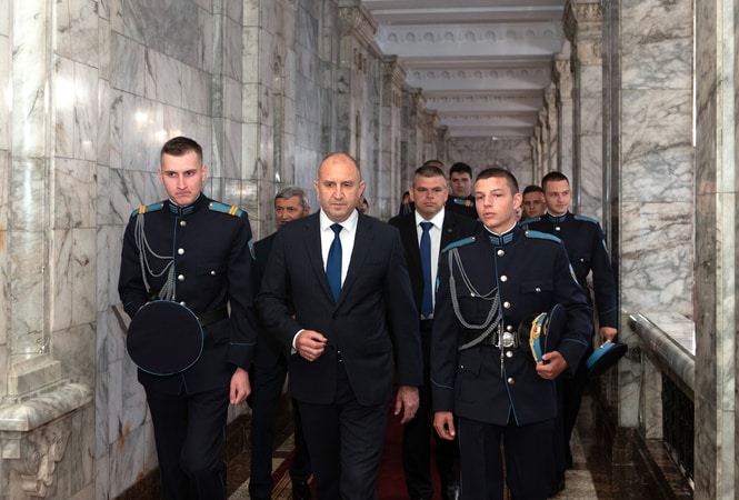 Президентът Румен Радев с курсантите