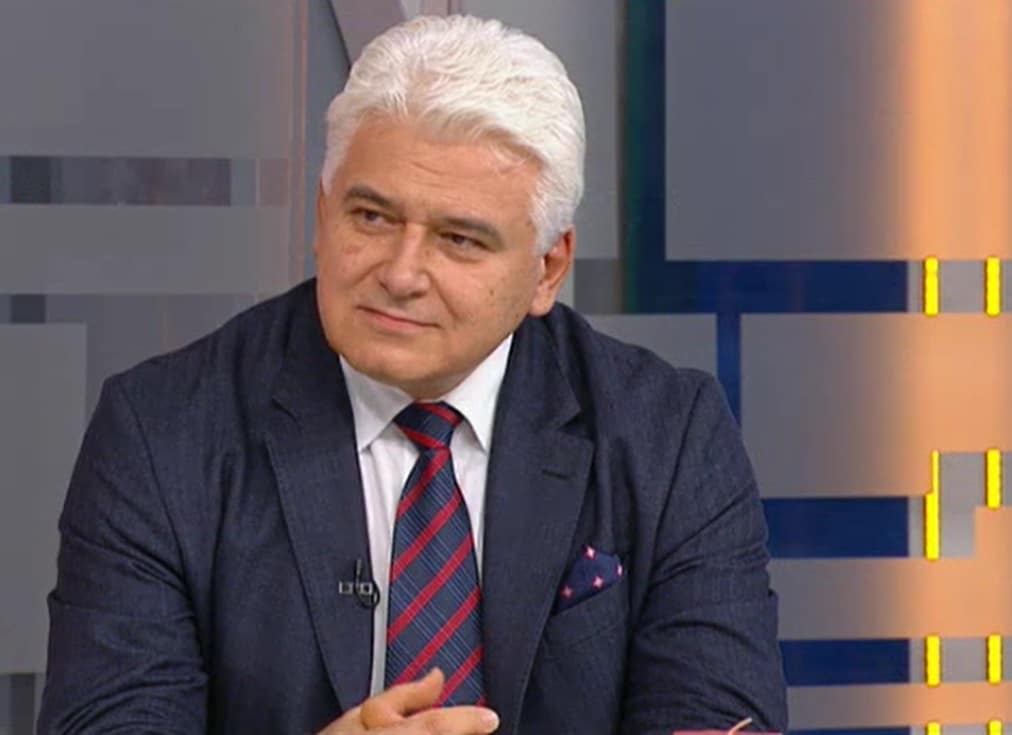 Преподавателят по конституционно право проф Пламен Киров открива доста проблемни