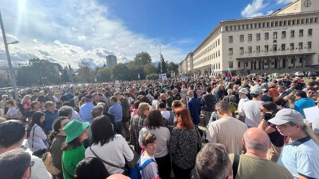 Хиляди протестиращи се събраха пред сградата на Централната избирателна комисия.
